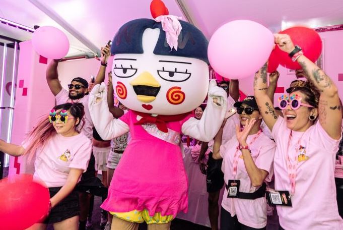 ▲ 2025년 코첼라 당시 불닭 마스코트 호치가 기념촬영을 하고 있다.ⓒ삼양식품