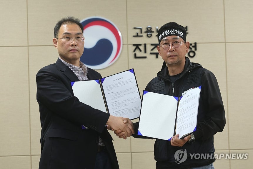 ▲ 이민재 BGF로지스 대표이사(왼쪽)와 김동국 화물연대 위원장이 기념 촬영을 하는 모습.ⓒ연합