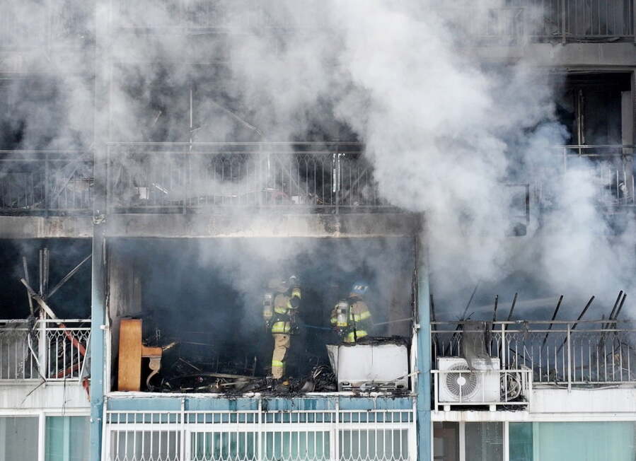 ▲ 30일 경기 의왕시 내손동 아파트 화재 현장에서 소방대원들이 화재 진압을 하고 있다. ⓒ뉴시스