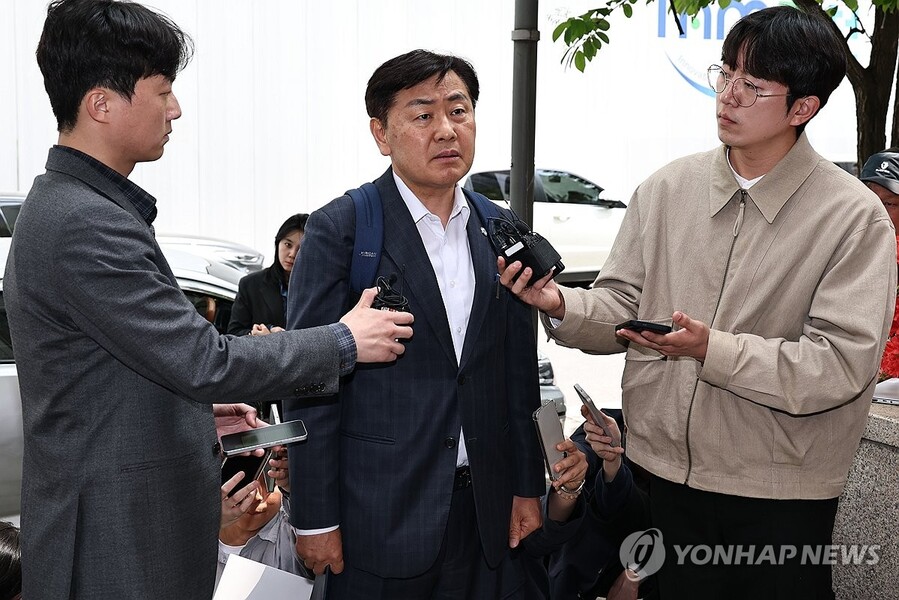 ▲ 12·3 비상계엄 당시 전북도청 폐쇄 의혹을 받는 김관영 전북특별자치도지사가 30일 경기도 과천 2차종합특검에 비상계엄 내란 동조 혐의 관련 조사를 받기 위해 피의자 신분으로 출석하며 취재진 질문에 답하고 있다. ⓒ연합뉴스