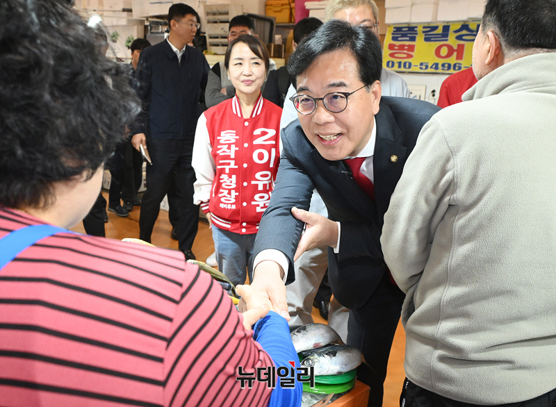 ▲ 송언석 국민의힘 원내대표가 30일 서울 노량진시장을 찾아 상인들과 인사하고 있다. ⓒ정상윤 기자