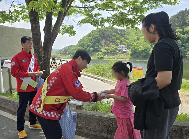 ▲ 송준호 북부지방산림청장이 산불 예방 캠페인에 나서고 있다. ⓒ북부지방산림청