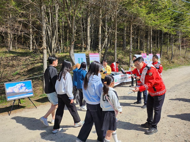 ▲ 최수천 동부지방산림청장이 지난 17일 평창 선자령에서 산불예방캠페인을 실시하고 있다. ⓒ동부지방산림청