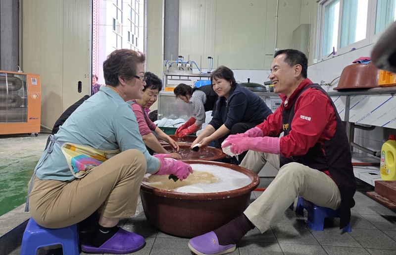 ▲ 철원의 산촌 마을을 찾아 주민들과 소통하고 있는 김진태 강원특별자치도지사 후보. ⓒ강원인(人) 캠프