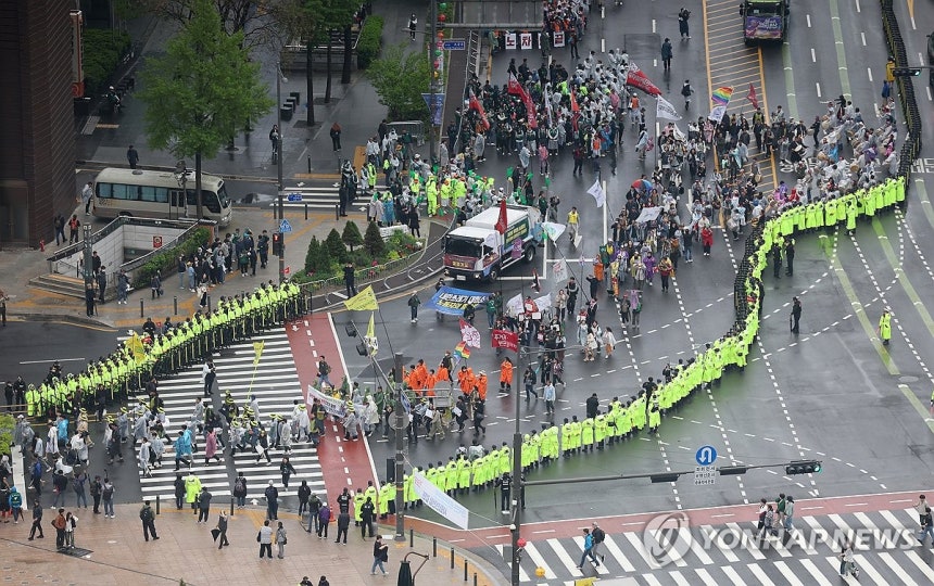 ▲ 2025 세계노동절대회에 참가한 민주노총 조합원들이 1일 서울 중구 숭례문 인근에서 집회를 마친 뒤 서울시청 인근을 지나 행진하고 있다. ⓒ연합뉴스