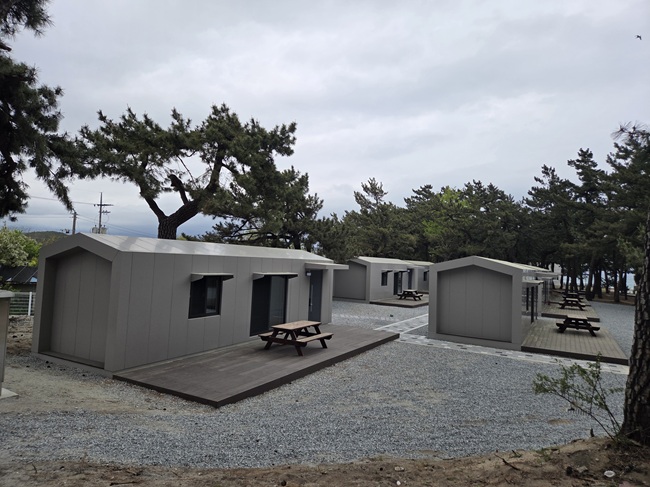 ▲ 강릉시와 강릉관광개발공사가 연곡해변 솔향기 캠핑장 내 위치한 '연곡 희망하우스'를 5월 1일 정식 개장한다. 시설은 독립형 단독 구조로 총 8동으로 조성됐다. 내부에는 쾌적한 침구류, 냉·난방 시설, 취사가 가능한 주방 공간을 갖췄다. ⓒ강릉관광개발공사