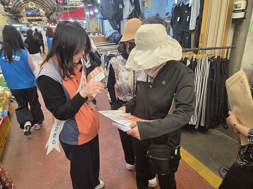 ▲ 한국전력 충북본부는 30일 청주가경복대시장에서 '주택용 에너지캐시백' 제도 등을 시민들에게 설명하는 캠페인을 벌였다.ⓒ한국전력 충북본부