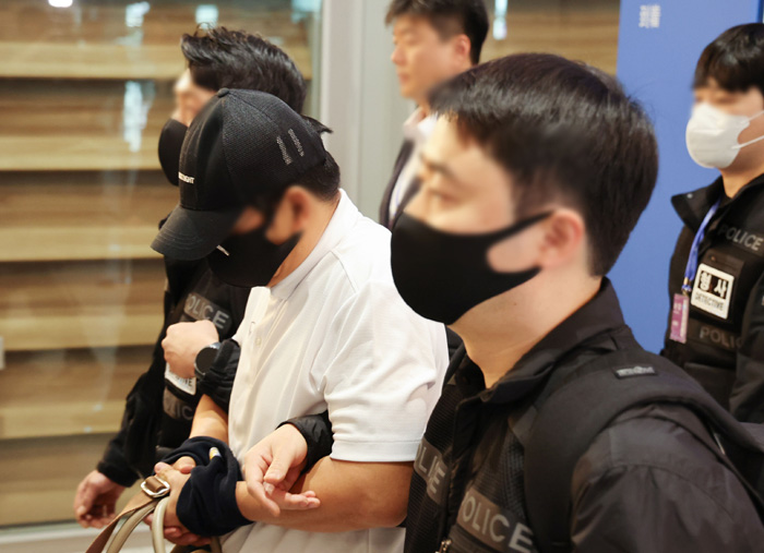 ▲ '마약왕' 박왕열에게 마약을 공급한 혐의를 받는 최모 씨가 1일 인천국제공항 제2여객터미널을 통해 송환되고 있다. ⓒ뉴시스