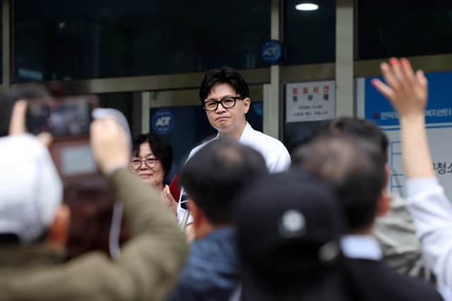 ▲ 한동훈 전 국민의힘 대표가 지난달 14일 부산 북구 만덕2동행정복지센터에서 전입신고를 한 뒤 소감을 밝히는 모습. ⓒ뉴시스