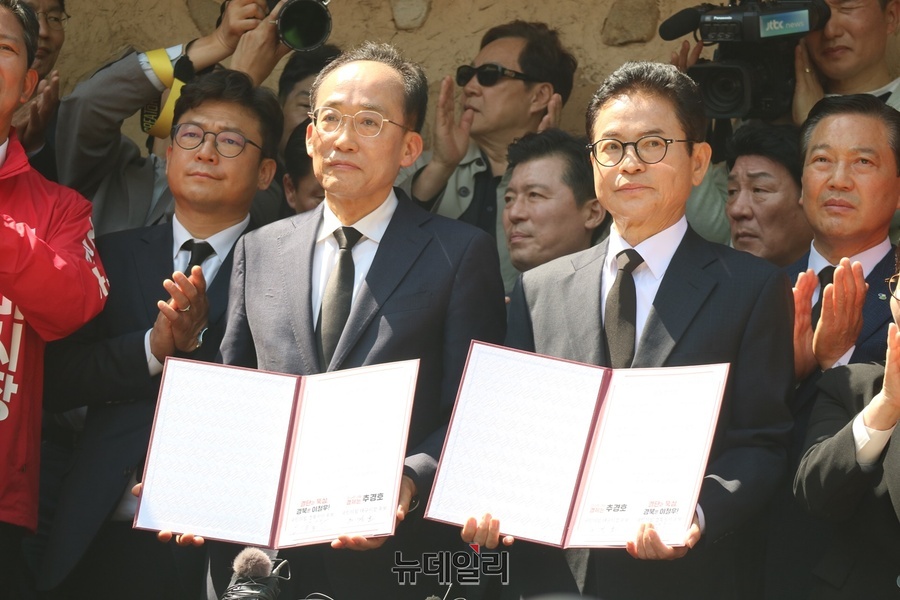 ▲ 국민의힘 추경호 대구시장 후보와 이철우 경북도지사 후보가 5월 1일 구미 상모동 박정희 생가에서 공동선언문에 서명하고 선거 필승을 다짐했다.ⓒ뉴데일리