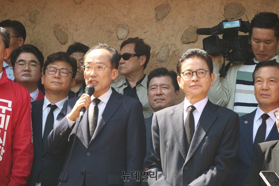 ▲ 추경호 후보(왼쪽)는 “박정희 대통령의 리더십을 이어받아 대구경제를 살리겠습니다. 하나 된 대구·경북의 힘으로 보수의 심장을 지키겠다”라고 역설했다.ⓒ뉴데일리