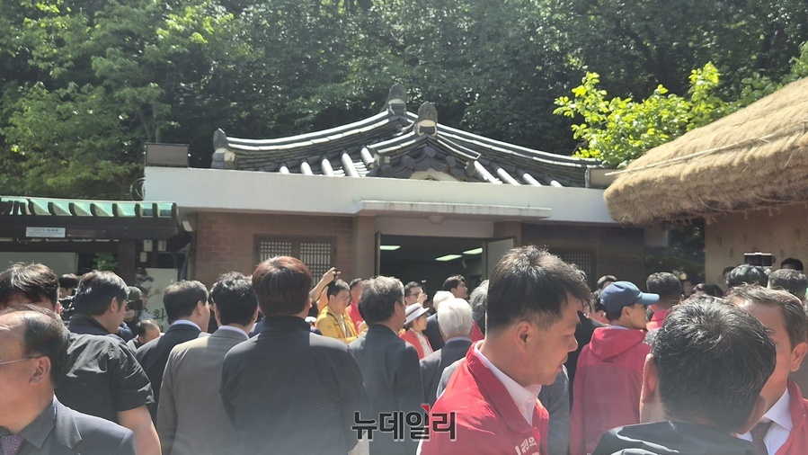 ▲ 박정희 생가 앞에 모인 1천여 명 지지자들은 ‘추경호’ ‘이철우’를 연호하며 지방선거 필승에 힘을 실어줬다.ⓒ뉴데일리
