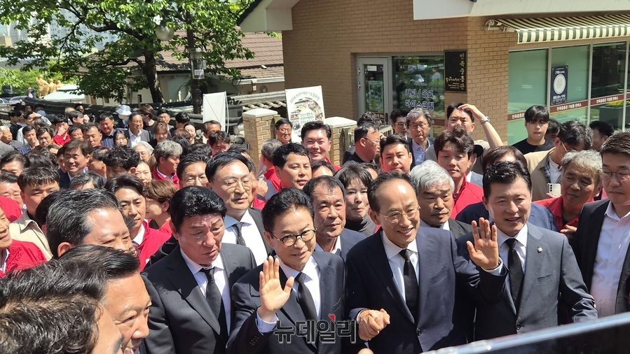 ▲ 국민의힘 추경호 대구시장 후보와 이철우 경북도지사 후보가 박정희 전 대통령 생가에 들어서면서 손을 꼭 잡으며 선거승리를 다짐하고 있다.ⓒ뉴데일리