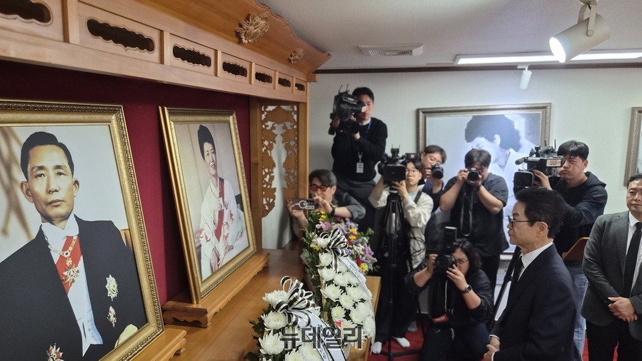 ▲ 이철우 경북도지사 후보가 박정희 전 대통령 영정 앞에서 헌화분향하고 있다.ⓒ뉴데일리