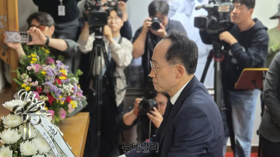 ▲ 추경호 국민의힘 대구시장 후보가 1일 박정희 전 대통령 생가에서 헌화분향을 하고 있다.ⓒ뉴데일리