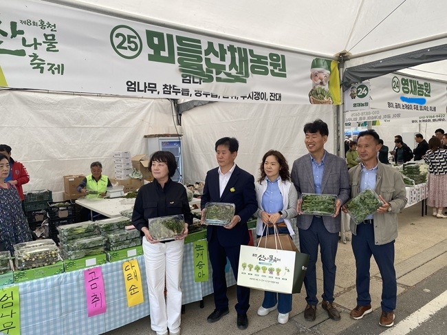 ▲ 박광용 홍천부군수 및 관계자들이 산나물 홍보를 하고 있다. ⓒ뉴데일리
