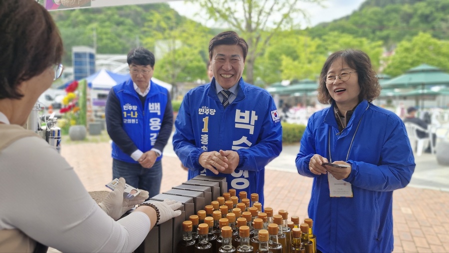▲ 더불어민주당 박승영 홍천군수 후보가 1일 홍천 산나물축제 개막식에 참석해 판매부스를 돌며 농민들을 격려했다. ⓒ박승영 후보 캠프