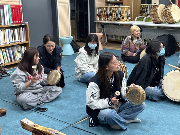 ▲ 외국인 유학생들이 상명대 문화체험 프로그램으로 사물놀이를 배우고 있다.ⓒ상명대