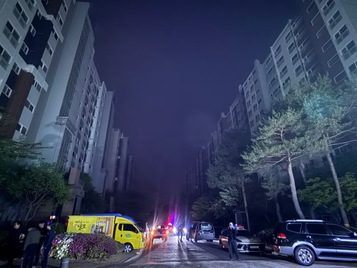 ▲ 1일 오후 8시 2분경 조치원읍 한 아파트 지하 전기실에서 불이나 소방대원들이 진화작업을 하고 있다.ⓒ세종시