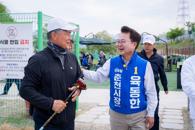 ▲ 육동한 더불어민주당 춘천시장 후보가 지난 1일 소양강파크골프장 재개장식에 참석해 관계자와 동호인들을 격려하고, 시민이 가까운 곳에서 편리하게 운동을 즐길 수 있는 생활체육 환경 조성의 중요성을 확인했다. ⓒ육동한 후보 캠프 제공