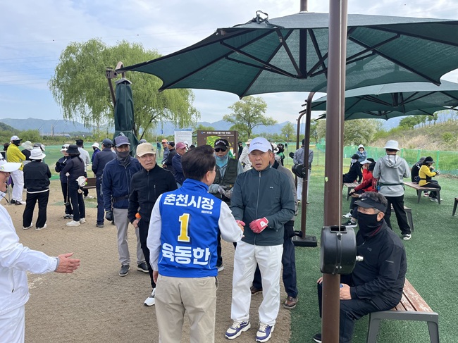 ▲ 육동한 더불어민주당 춘천시장 후보가 지난 1일 소양강파크골프장 재개장식에 참석해 관계자와 동호인들을 격려하고, 시민이 가까운 곳에서 편리하게 운동을 즐길 수 있는 생활체육 환경 조성의 중요성을 확인했다. ⓒ육동한 후보 캠프 제공