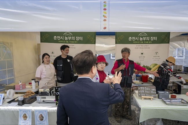 ▲ 육동한 더불어민주당 춘천시장 후보가 지난 1일 삼악산호수케이블카 주차장에서 열린 춘천시 농부의 장터를 찾아 농업인들을 격려하고 농산물 판매 상황과 현장의 애로사항을 청취했다. ⓒ육동한 후보 캠프 제공