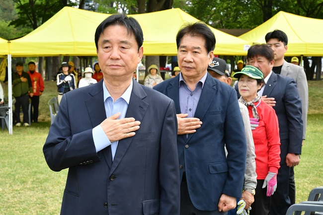 ▲ 2026년 제8회 화천군수배 그라운드골프대회가 2일 화천읍 붕어섬에서 최문순 군수, 류희상 군의장, 박대현 도의원과 군의원, 이화원 군노인회장, 동호인들이 참석한 가운데 열렸다. ⓒ화천군