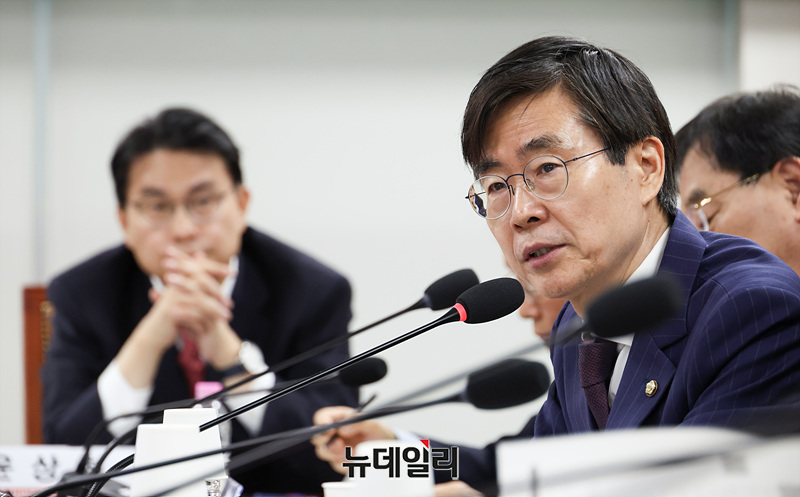 ▲ 조경태 국민의힘 의원이 4월 20일 오전 서울 여의도 국회 의원회관에서 열린 '간접은 누가 잡나?' 토론회에서 인사말을 하고 있다. ⓒ서성진 기자