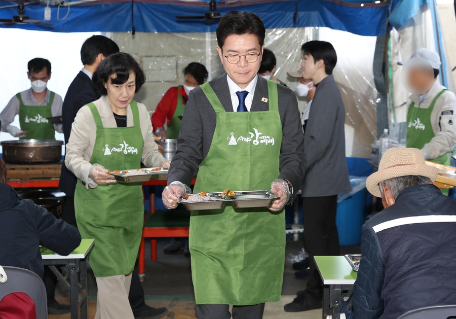 ▲ 더불어민주당 정원오 서울시장 후보와 부인 문혜정 씨가 4월 26일 서울 영등포구 쪽방촌 내 광야홈리스복지센터를 찾아 점심 배식 봉사를 하고 있다. ⓒ연합뉴스