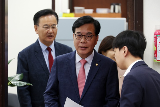 ▲ 송언석 국민의힘 원내대표가 3일 서울 여의도 국회에서 현안 기자간담회를 하기 위해 회의실로 들어서고 있다. ⓒ뉴시스