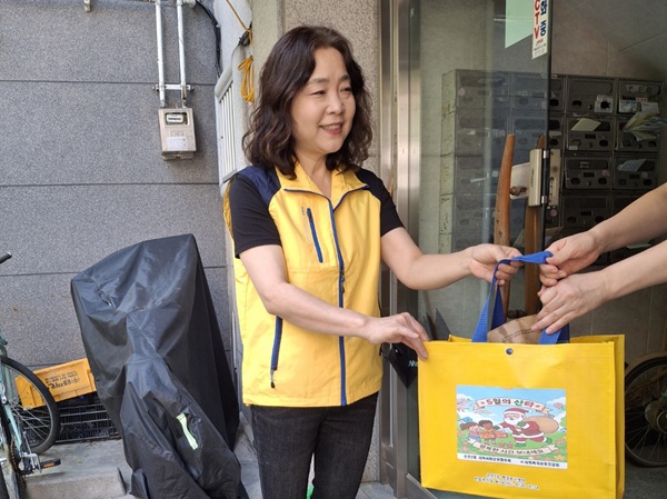 ▲ 1일 온천2동 지사협 위원이 저소득 가정 아동에게 치킨 간식 꾸러미를 전달하고 있다.ⓒ유성구