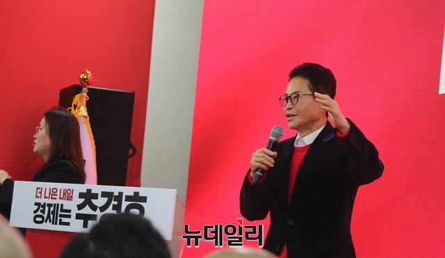 ▲ 이철우 후보는 인사말에서 “대구경북 공동선대위 만들자 해서 이 자리왔다”라며 “6.25때 대구경북이 낙동강을 지켰고 대구경북이 자유우파 종손이다. 여기를 지켜야 한다. 같이 갑시다 우리가 지킵시다”라고 지지를 호소했다.ⓒ뉴데일리