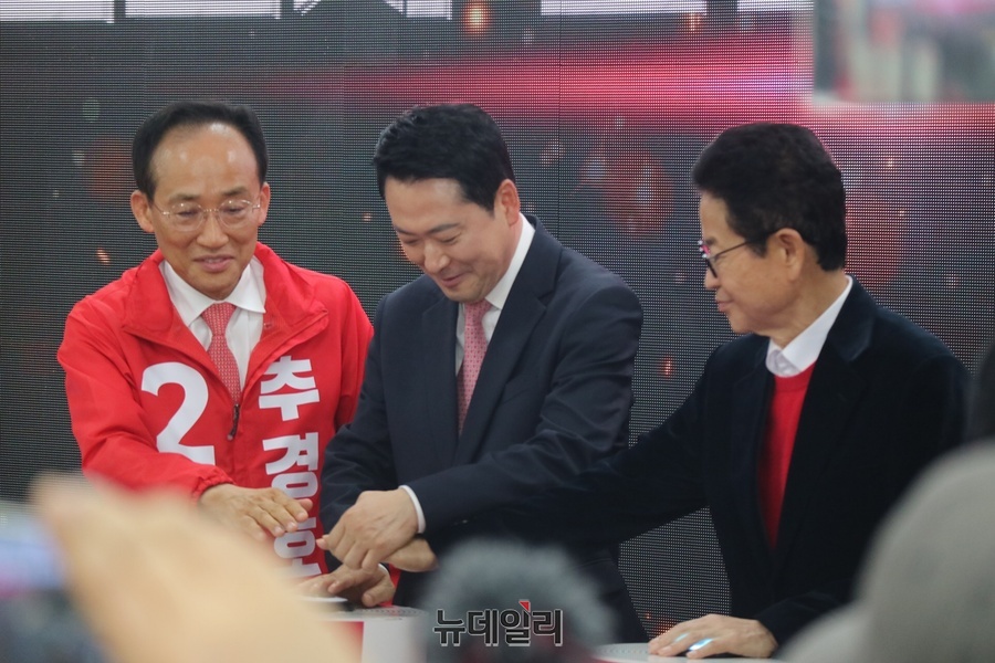 ▲ 추경호 대구시장 후보(왼쪽)와 이철우 경북도지사 후보(오른쪽)가 장동혁 당 대표와 함께 대구경북 통합선대위 발족을 하며 손을 맞잡고 있다.ⓒ뉴데일리