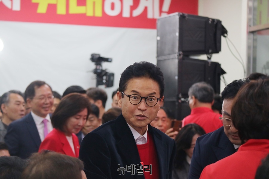 ▲ 이철우 후보가 추경호 후보 개소식에서 당원 및 지지자들과 인사를 나누고 있다.ⓒ뉴데일리