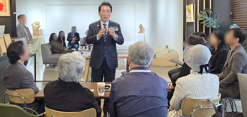 ▲ 더불어민주당 박수현 충남도지사 예비후보가 3일 충남 문화예술인들과 간담회를 갖고 현장 의견을 수렴하고 있다.ⓒ선거 캠프