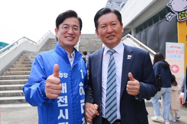 ▲ 정청래 더불어민주당 대표가 2일 대전을 찾아 허태정 대전시장 후보를 '최적의 필승 카드'라고 치켜세우며 전폭지원에 나섰다.ⓒ대전언론인클럽기자단