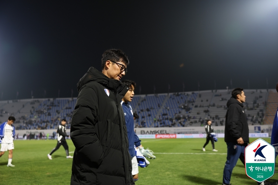 ▲ 이정효 수원 감독이 '수원 더비' 데뷔전에서 완패를 당했다.ⓒ한국프로축구연맹 제공