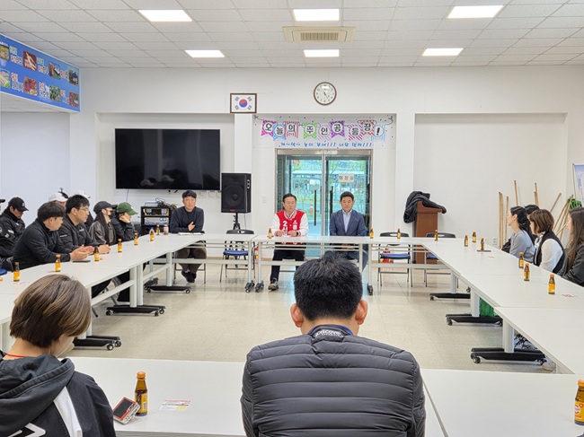 ▲ 신영재 국민의힘 홍천군수 예비후보가 3일 내촌면과 홍천읍, 영귀미면을 잇는 현장 밀착 소통을 이어갔다. 신 후보는 