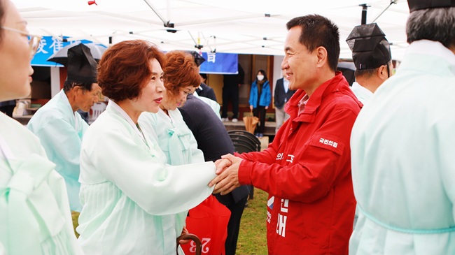 ▲ 김진태 후보가 3일 강릉교회 예배, 불교계 및 문중 행사 등에 참석했다. ⓒ김진태 후보 캠프 제공