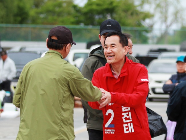 ▲ 국민의힘 김진태 강원특별자치도지사 후보가 5월 황금연휴를 맞아 3박 4일간 강릉을 비롯한 영동권에 머물며 도민들과 스킨십 행보를 펼쳤다. ⓒ김진태 후보 캠프 제공