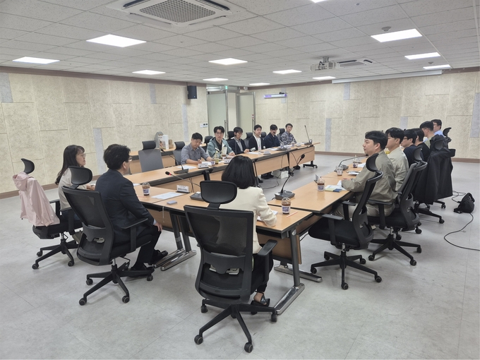 ▲ 인천시와 10개 군·구 옥외광고물 담당 실무자들이 최근 간담회를 갖고 있다. ⓒ인천시 제공