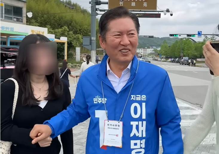 [단독] 정청래 '오빠 논란' 처음 아니다 … 20대 여성 손 잡고 "청래 오빠 화이팅" 요구