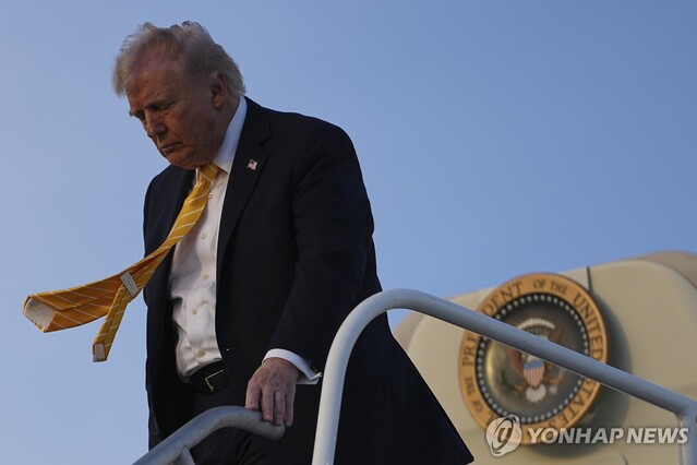 ▲ 2일(현지시각) 미국 마이애미 국제공항에 도착한 도널드 트럼프 대통령. 출처=APⓒ연합뉴스