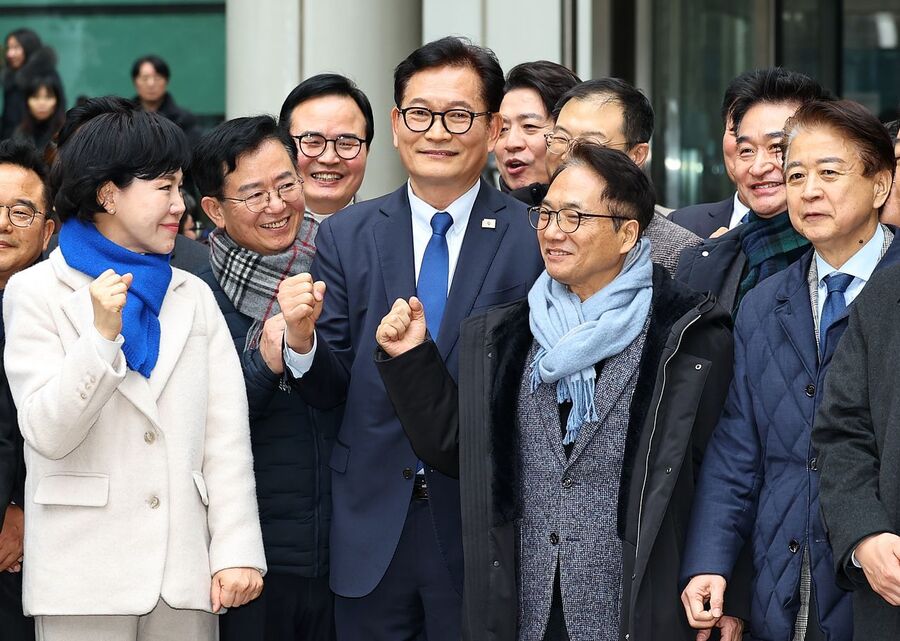 ▲ 송영길(앞줄 왼쪽 세 번째) 당시 소나무당 대표가 지난 2월 13일 서울 서초구 서울고등법원에서 열린 '더불어민주당 전당대회 돈봉투' 의혹 관련 2심에서 무죄를 선고 받은 뒤 기념촬영하고 있다. ⓒ뉴시스