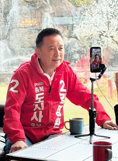 ▲ 국민의힘 김영환 충북지사 후보가 3일 한 카페 내부에서 자신의 유튜브 채널 김영환TV 촬영을 하고 있다. ⓒ김영환 페이스북