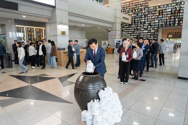 ▲ 소장 및 직원 약 100여 명이 참여한 가운데 강릉단오제의 시작을 알리는 '2026 강릉단오제 신주미 봉정' 행사를 진행했다. 2026 강릉단오제 본행사는 '풀리니, 단오다'를 주제로 오는 6월 15일부터 22일까지 남대천 일원에서 개최된다. ⓒ강릉시