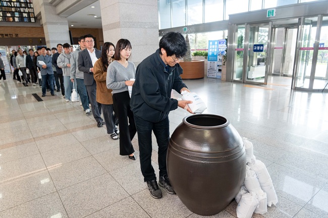 ▲ 소장 및 직원 약 100여 명이 참여한 가운데 강릉단오제의 시작을 알리는 '2026 강릉단오제 신주미 봉정' 행사를 진행했다. 2026 강릉단오제 본행사는 '풀리니, 단오다'를 주제로 오는 6월 15일부터 22일까지 남대천 일원에서 개최된다. ⓒ강릉시