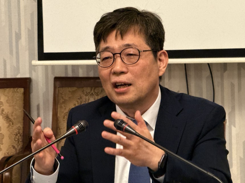 ▲ 유상대 한국은행 부총재가 3일(현지시간) 우즈베키스탄 사마르칸트의 한 호텔에서 개최된 기자간담회에서 발언하고 있다. /한국은행 제공