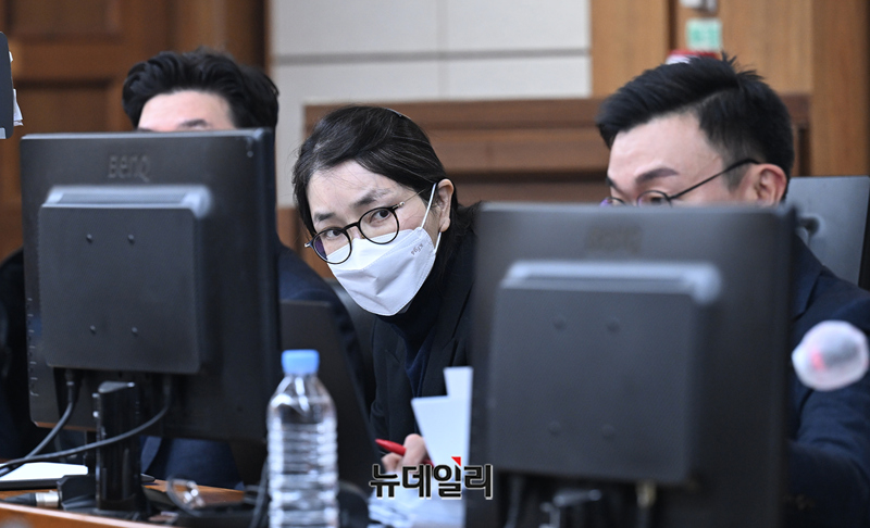▲ 도이치모터스 주가조작과 명태균 공천개입, 통일교 청탁·뇌물 수수 의혹 혐의 등으로 구속기소 된 김건희 여사가 지난해 12월 3일 오전 서울 서초구 서울중앙지방법원에서 열린 자본시장법 위반 혐의 결심 공판에 출석해 자리하고 있다. ⓒ공동취재단