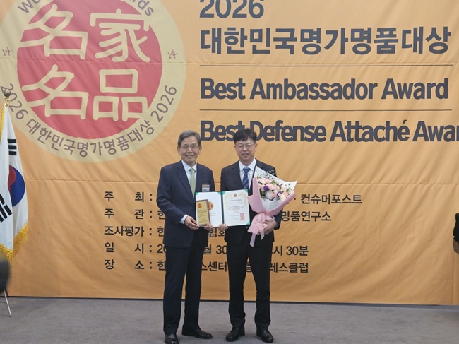 ▲ 횡성한우가 지난달 30일 한국소비자협회가 주관한 '2026 대한민국명가명품대상'에서 지역 명품브랜드 부문 대상을 12년 연속 수상했다. 황원규 횡성군 축산과장은 